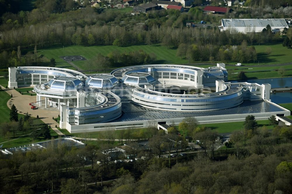 Luftaufnahme Guyancourt - Firmengelände und Hauptsitz des Bauunternehmens Bouygues Construction in Guyancourt in Ile-de-France, Frankreich