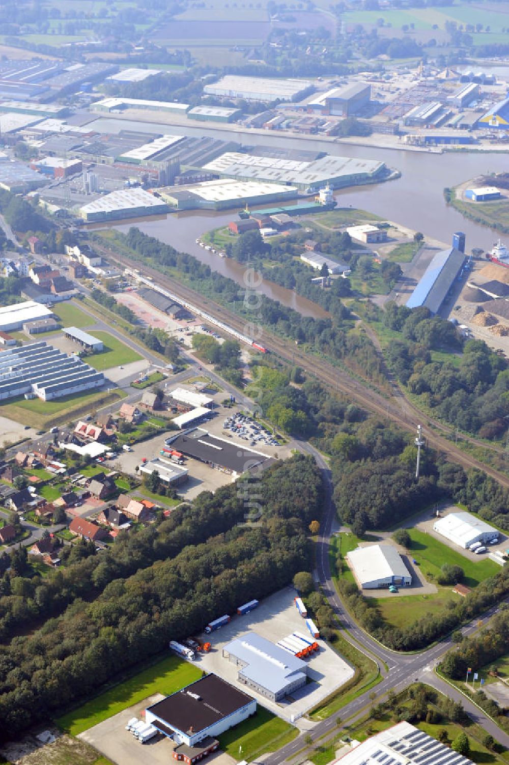 Luftaufnahme Papenburg / Niedersachsen - Firmengelände der Hermann Bunte GmbH & Co. KG im Gewerbegebiet an der Bahnhofstraße in Papenburg / Niedersachsen