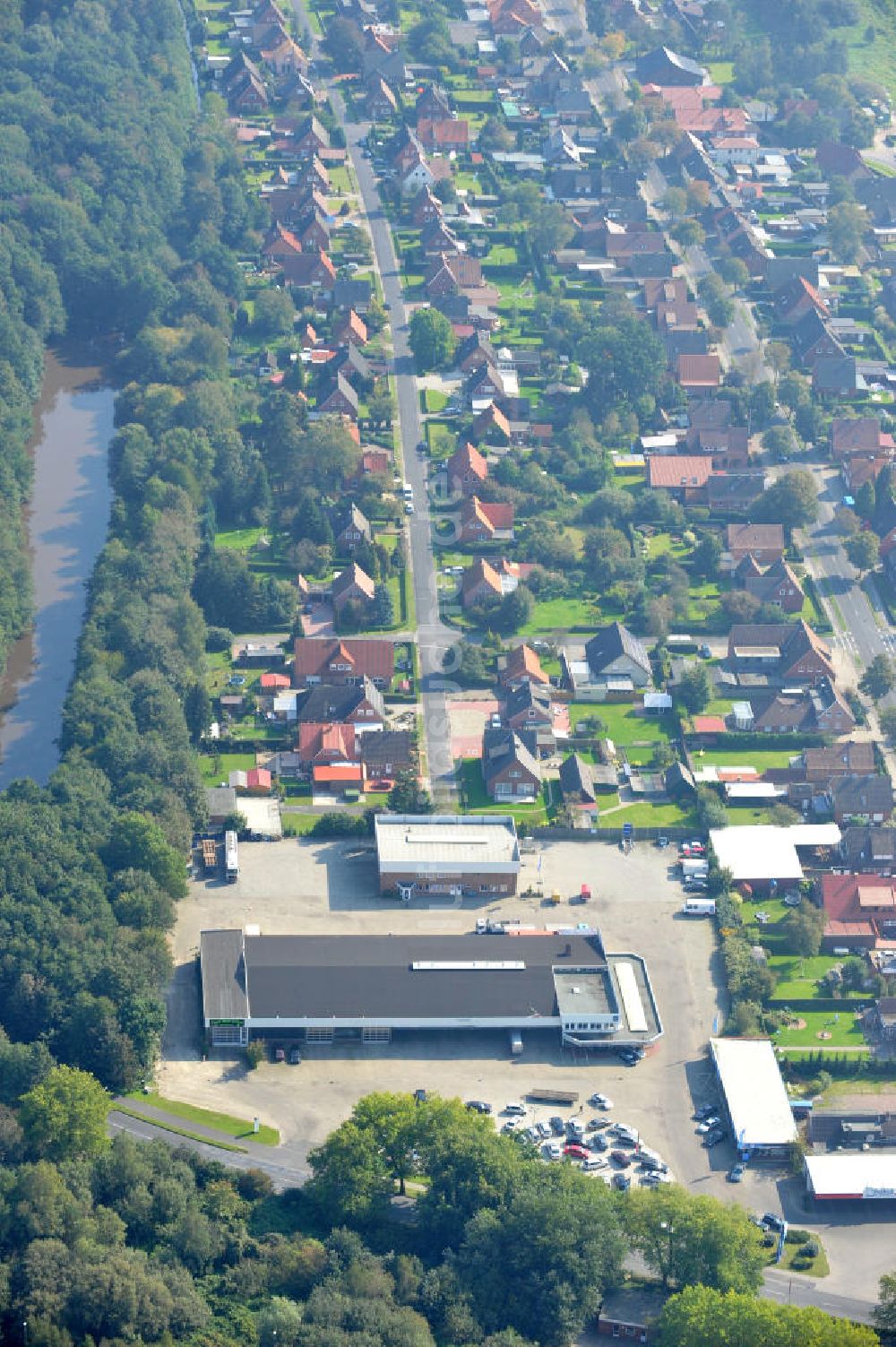 Papenburg / Niedersachsen von oben - Firmengelände der Hermann Bunte GmbH & Co. KG im Gewerbegebiet an der Bahnhofstraße in Papenburg / Niedersachsen