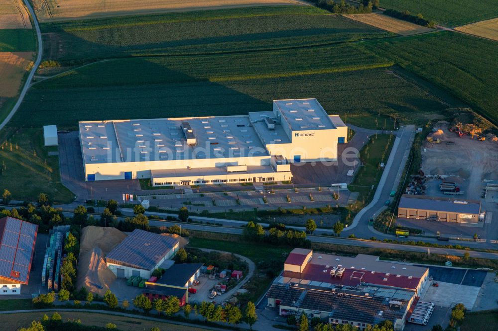 Geiselhöring aus der Vogelperspektive: Firmengelände der HIROTEC Manufacturing Deutschland GmbH in Geiselhöring im Bundesland Bayern, Deutschland