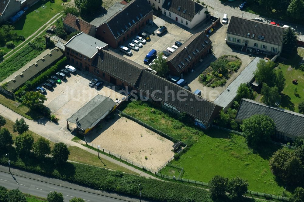 Luftaufnahme Berlin - Firmengelände im historischen Stadtkern Alt - Marzahn im Ortsteil Marzahn-Hellersdorf in Berlin, Deutschland