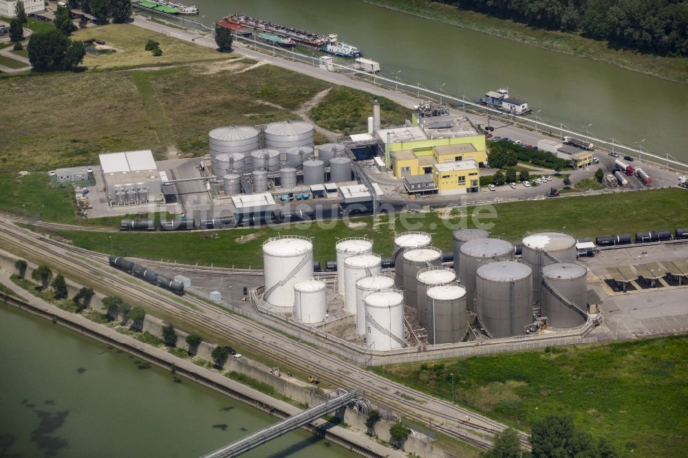 Luftaufnahme Wien - Firmengelände und Industrieanlagen des Ölhafen Lobau am Ufer der Donau in Wien in Österreich