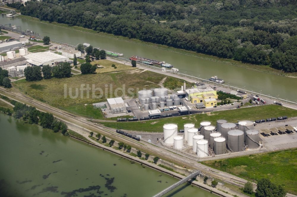 Wien von oben - Firmengelände und Industrieanlagen des Ölhafen Lobau am Ufer der Donau in Wien in Österreich