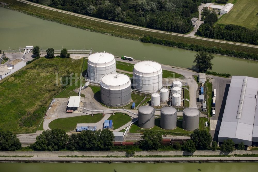 Wien aus der Vogelperspektive: Firmengelände und Industrieanlagen des Ölhafen Lobau am Ufer der Donau in Wien in Österreich