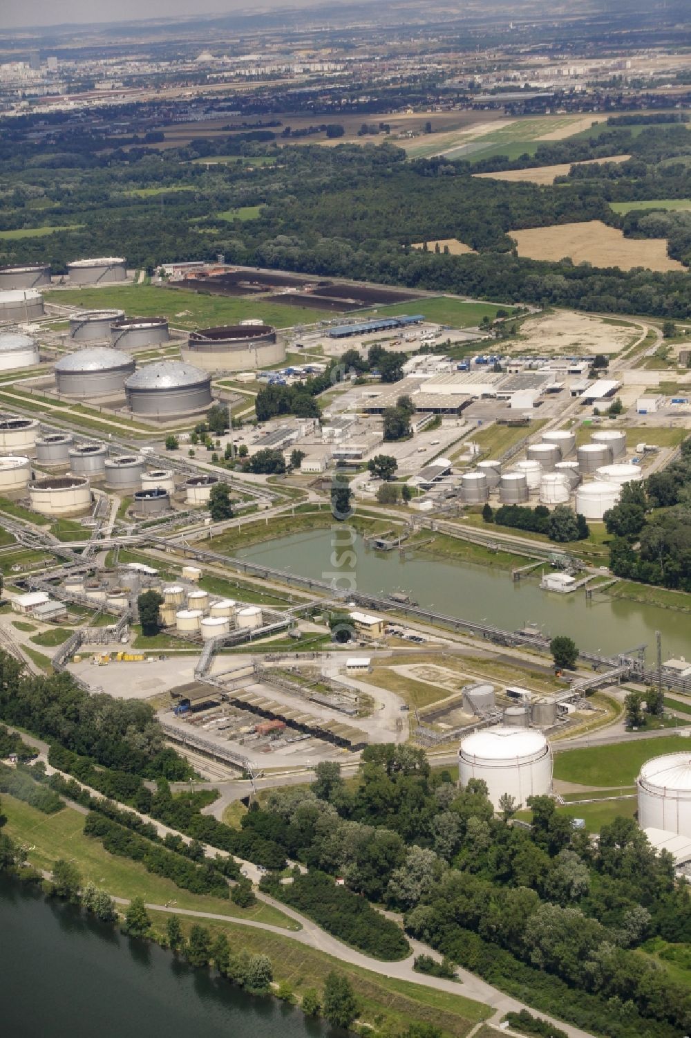 Wien von oben - Firmengelände und Industrieanlagen des Ölhafen Lobau mit dem Zentraltanklager der OMV am Ufer der Donau in Wien in Österreich