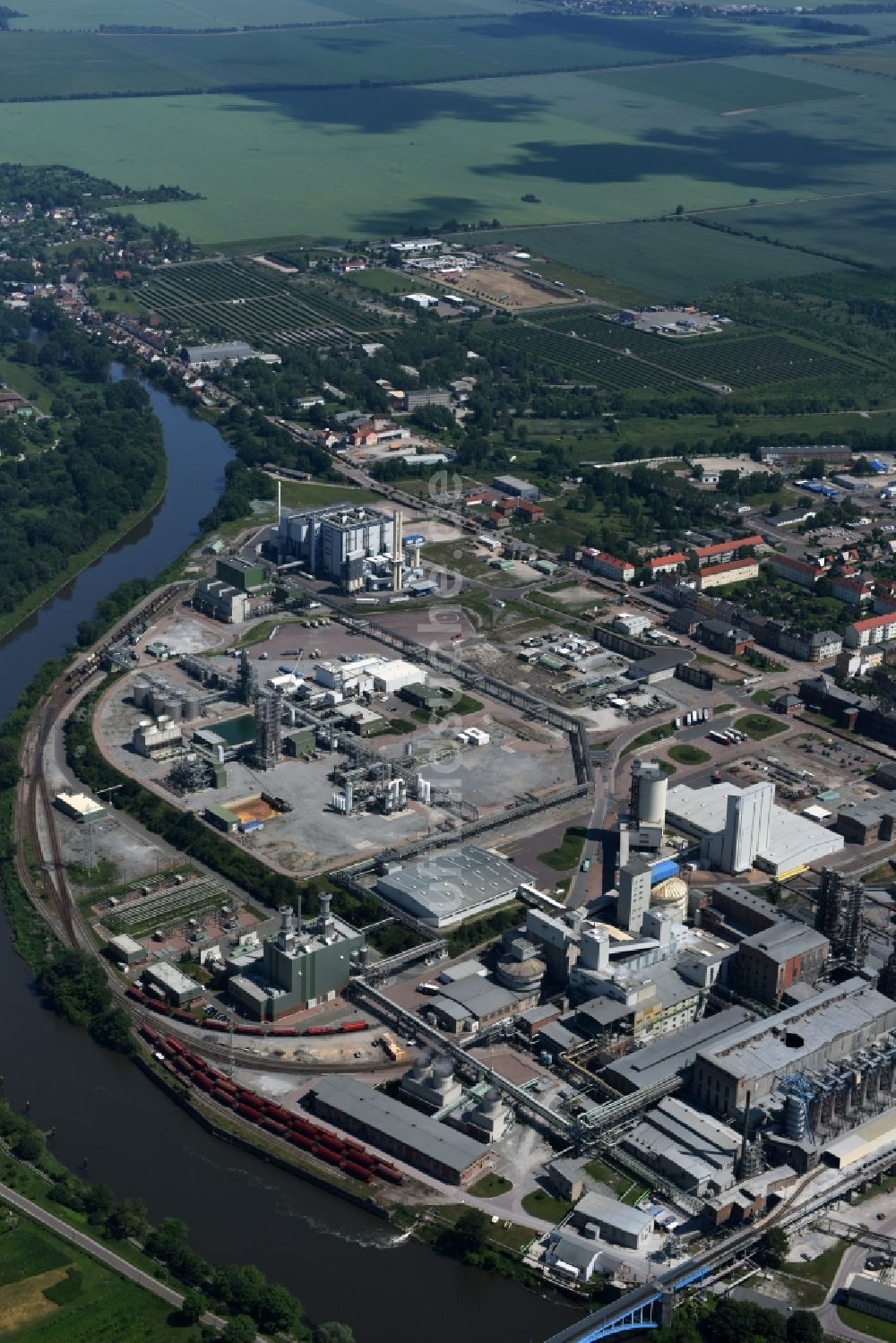 Bernburg (Saale) von oben - Firmengelände des Industriepark Solvay Chemicals in Bernburg (Saale) im Bundesland Sachsen-Anhalt