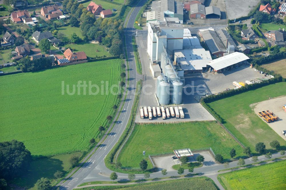 Bawinkel aus der Vogelperspektive: Firmengelände des Landhandels und Kraftfutterwerk der Tihen GmbH & Co KG in Bawinkel / Niedersachsen