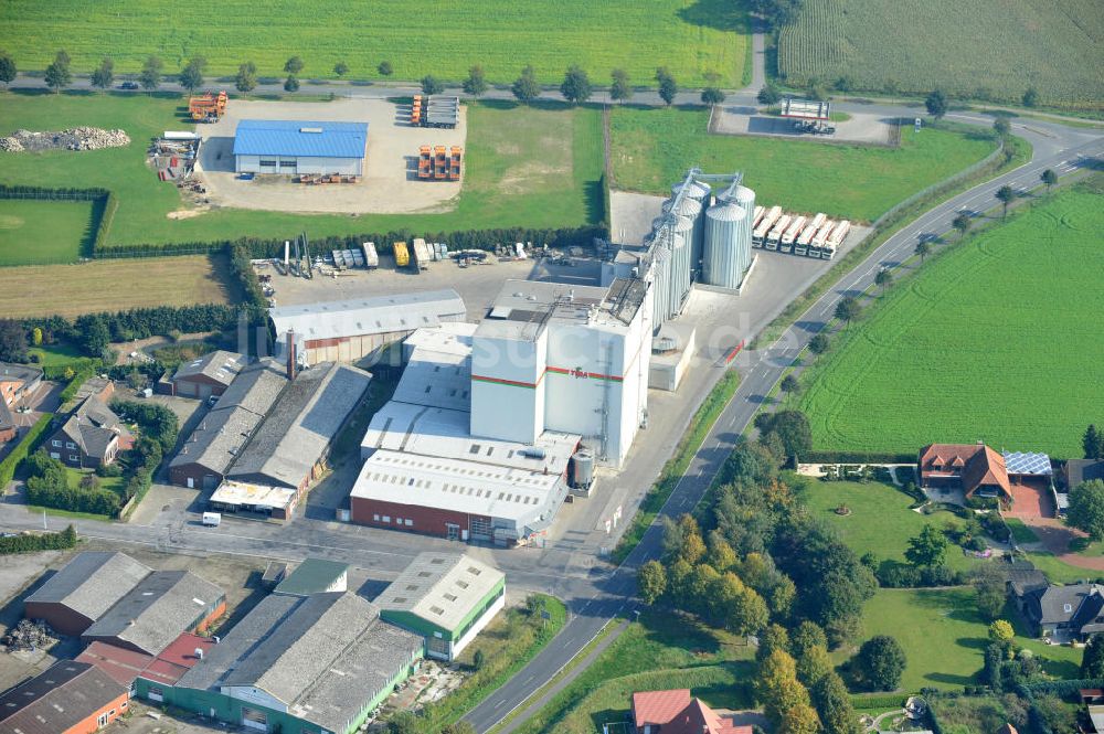 Bawinkel von oben - Firmengelände des Landhandels und Kraftfutterwerk der Tihen GmbH & Co KG in Bawinkel / Niedersachsen