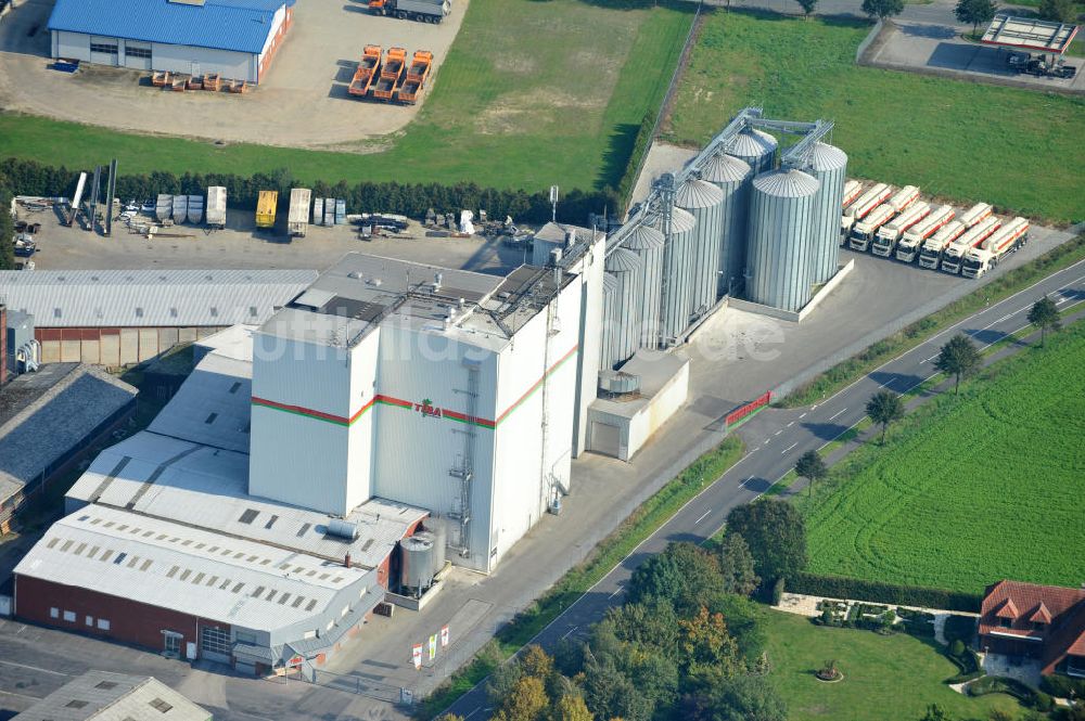 Bawinkel aus der Vogelperspektive: Firmengelände des Landhandels und Kraftfutterwerk der Tihen GmbH & Co KG in Bawinkel / Niedersachsen