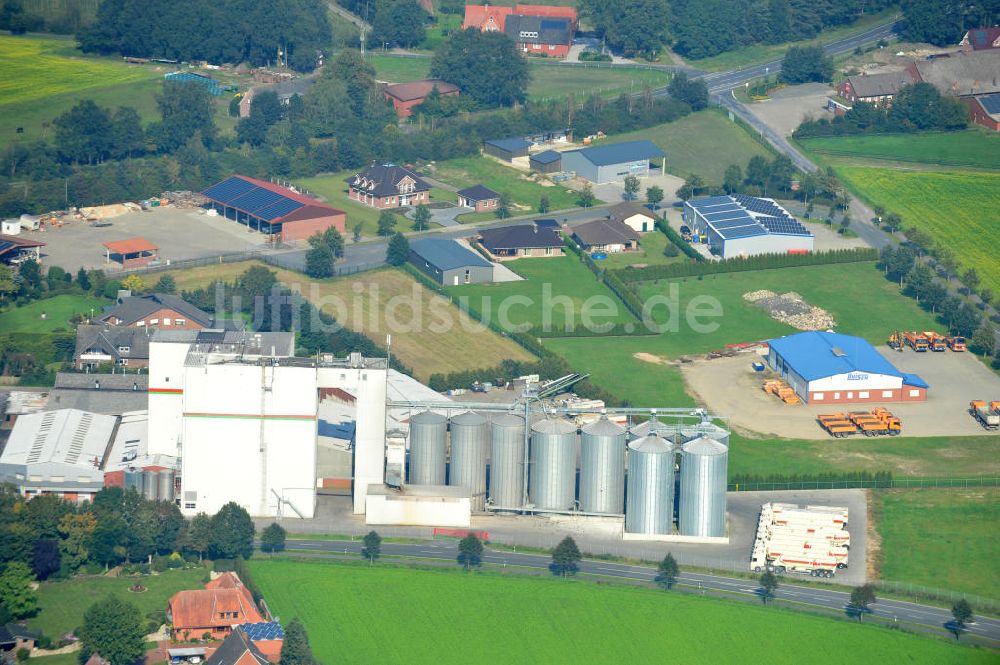 Bawinkel von oben - Firmengelände des Landhandels und Kraftfutterwerk der Tihen GmbH & Co KG in Bawinkel / Niedersachsen