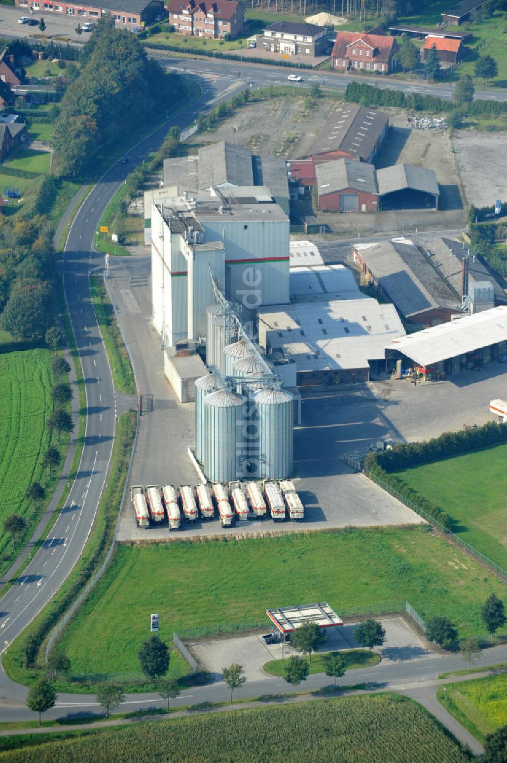 Luftbild Bawinkel - Firmengelände des Landhandels und Kraftfutterwerk der Tihen GmbH & Co KG in Bawinkel / Niedersachsen