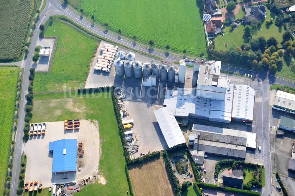 Bawinkel aus der Vogelperspektive: Firmengelände des Landhandels und Kraftfutterwerk der Tihen GmbH & Co KG in Bawinkel / Niedersachsen