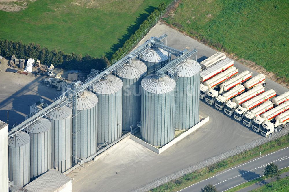 Bawinkel aus der Vogelperspektive: Firmengelände des Landhandels und Kraftfutterwerk der Tihen GmbH & Co KG in Bawinkel / Niedersachsen