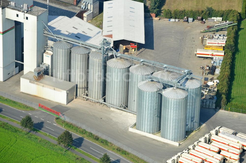 Bawinkel aus der Vogelperspektive: Firmengelände des Landhandels und Kraftfutterwerk der Tihen GmbH & Co KG in Bawinkel / Niedersachsen