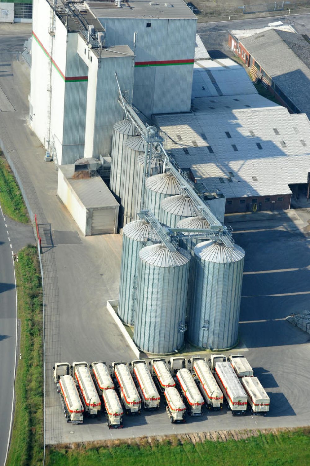 Bawinkel von oben - Firmengelände des Landhandels und Kraftfutterwerk der Tihen GmbH & Co KG in Bawinkel / Niedersachsen