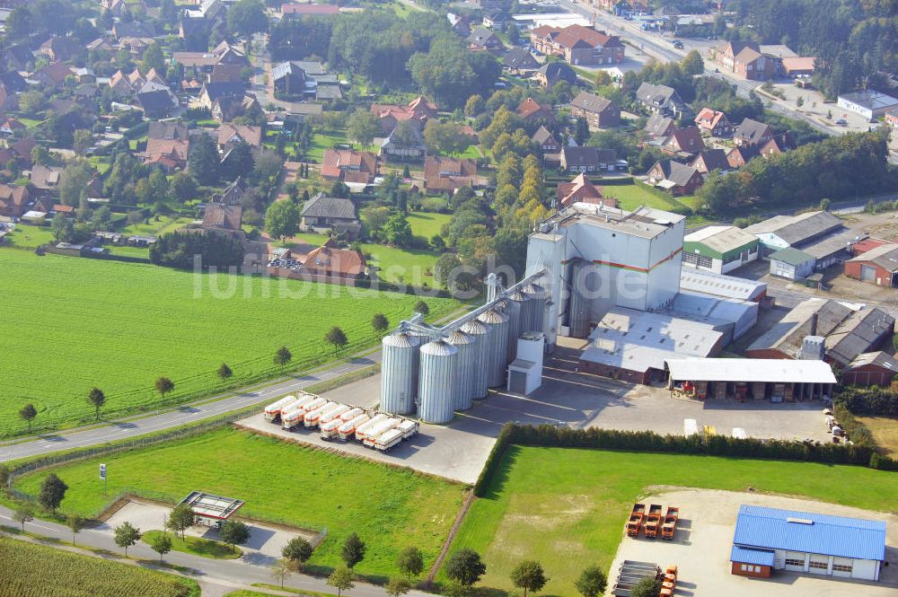 Luftaufnahme Bawinkel - Firmengelände des Landhandels und Kraftfutterwerk der Tihen GmbH & Co KG in Bawinkel / Niedersachsen