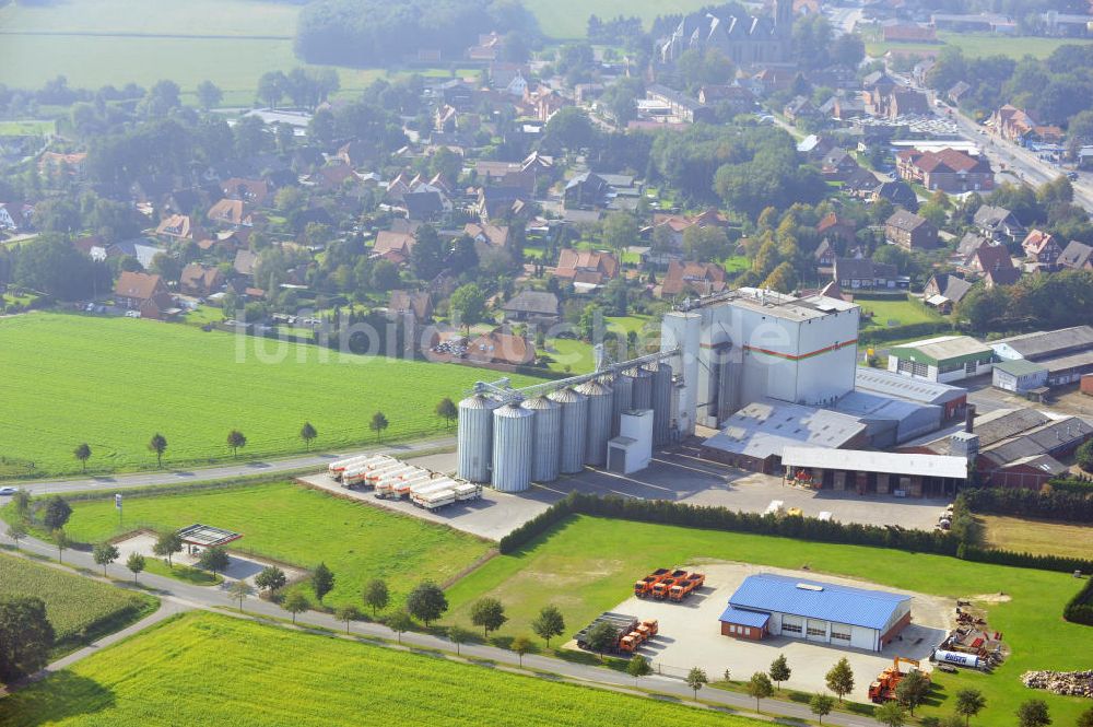 Bawinkel von oben - Firmengelände des Landhandels und Kraftfutterwerk der Tihen GmbH & Co KG in Bawinkel / Niedersachsen