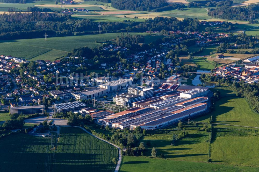 Arnstorf von oben - Firmengelände der Lindner Group im Gewerbegebiet Bahnhofstraße BA 1 in Arnstorf im Bundesland Bayern, Deutschland