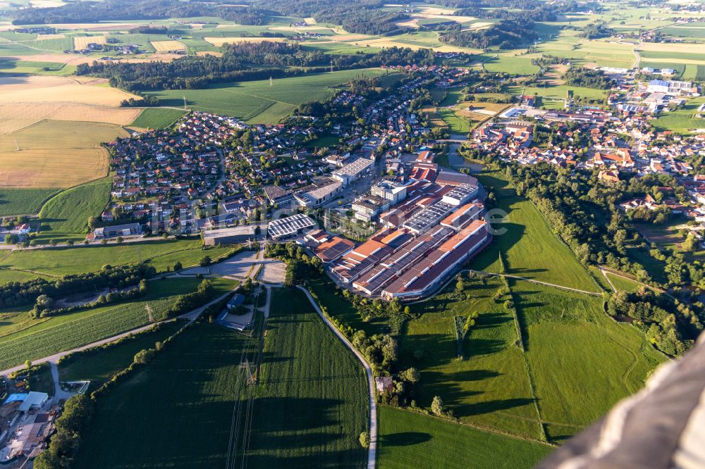 Arnstorf aus der Vogelperspektive: Firmengelände der Lindner Group im Gewerbegebiet Bahnhofstraße BA 1 in Arnstorf im Bundesland Bayern, Deutschland