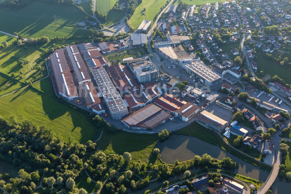 Arnstorf aus der Vogelperspektive: Firmengelände der Lindner Group im Gewerbegebiet Bahnhofstraße BA 1 in Arnstorf im Bundesland Bayern, Deutschland