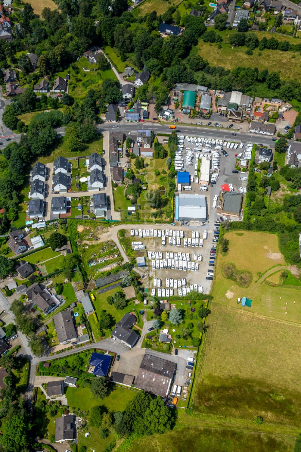 Mülheim an der Ruhr aus der Vogelperspektive: Firmengelände der McRent Rhein-Ruhr GmbH in Mülheim an der Ruhr im Bundesland Nordrhein-Westfalen, Deutschland