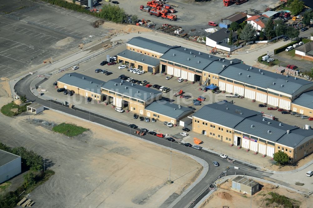 Hanau aus der Vogelperspektive: Firmengelände der Noe-Stang GmbH & Co. Autohaus KG an der Brückengrube in Hanau im Bundesland Hessen