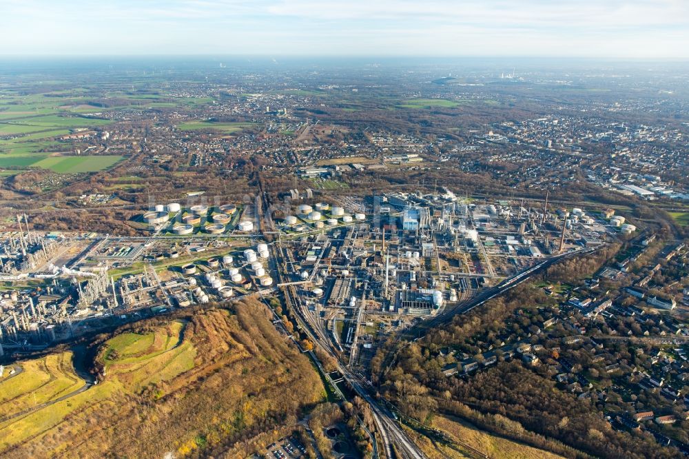 Gelsenkirchen von oben - Firmengelände der BP Raffinerie und der Ruhr Oel GmbH Sabic im herbstlichen Gelsenkirchen im Bundesland Nordrhein-Westfalen