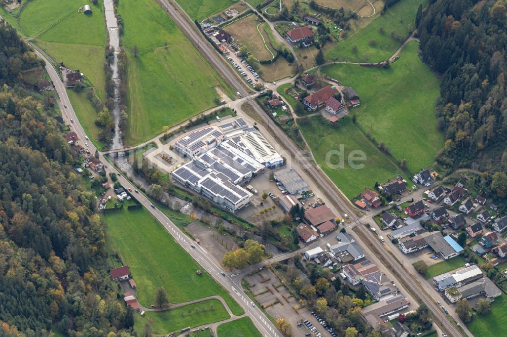 Gutach (Schwarzwaldbahn) aus der Vogelperspektive: Firmengelände der Schneider Drehteile GmbH und andere in Gutach (Schwarzwaldbahn) im Bundesland Baden-Württemberg, Deutschland