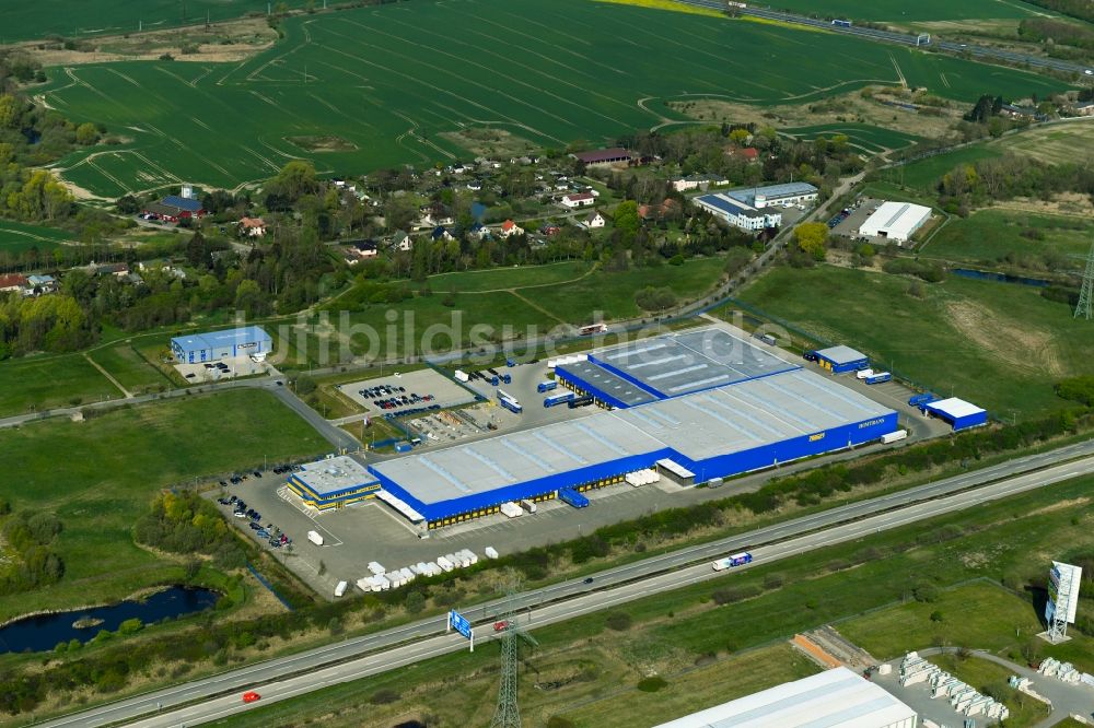 Kavelstorf von oben - Firmengelände der Spedition HOMTRANS Service GmbH & Co. KG in Kavelstorf im Bundesland Mecklenburg-Vorpommern, Deutschland