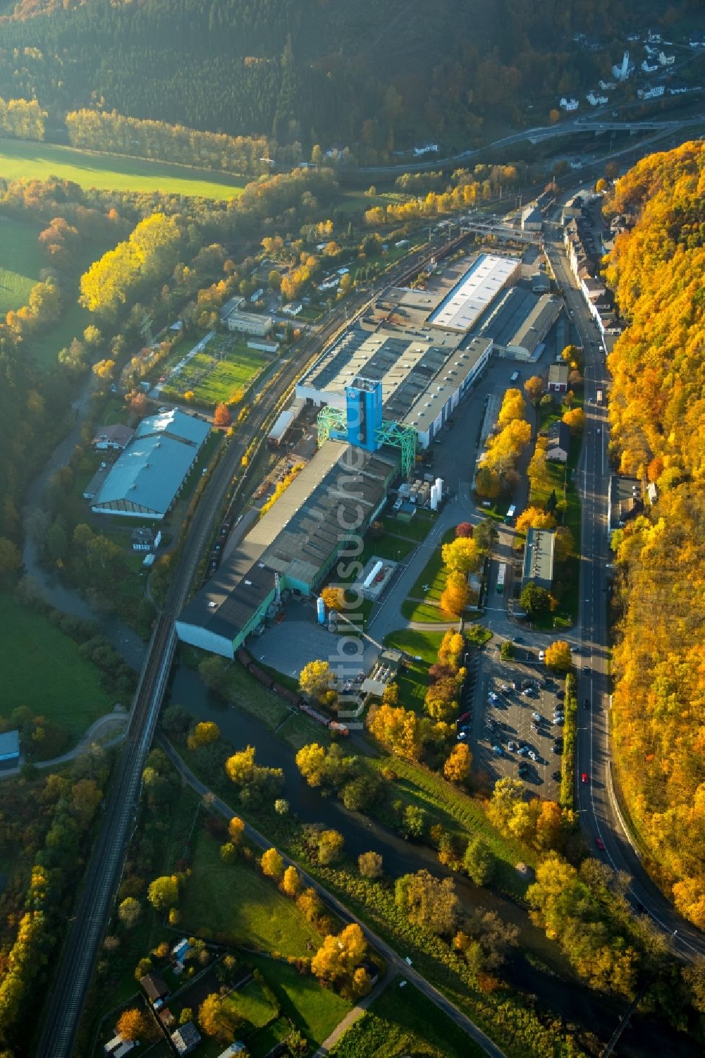 Finnentrop aus der Vogelperspektive: Firmengelände des ThyssenKrupp Steel AG Werk im Süden des herbstlichen Finnentrop im Bundesland Nordrhein-Westfalen