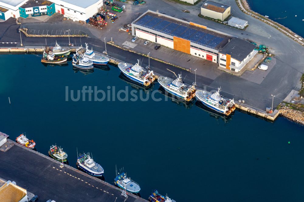 Penmarc'h aus der Vogelperspektive: Fischerei-Hafenanlagen an der Meeres- Küste der Finistere in Penmarc'h in Bretagne, Frankreich