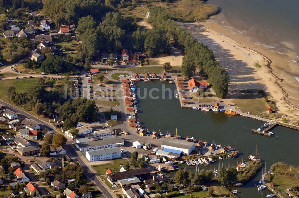 Kröslin OT Freest von oben - Fischereihafen im Ortsteil Freest der Gemeinde Kröslin im Bundesland Mecklenburg-Vorpommern