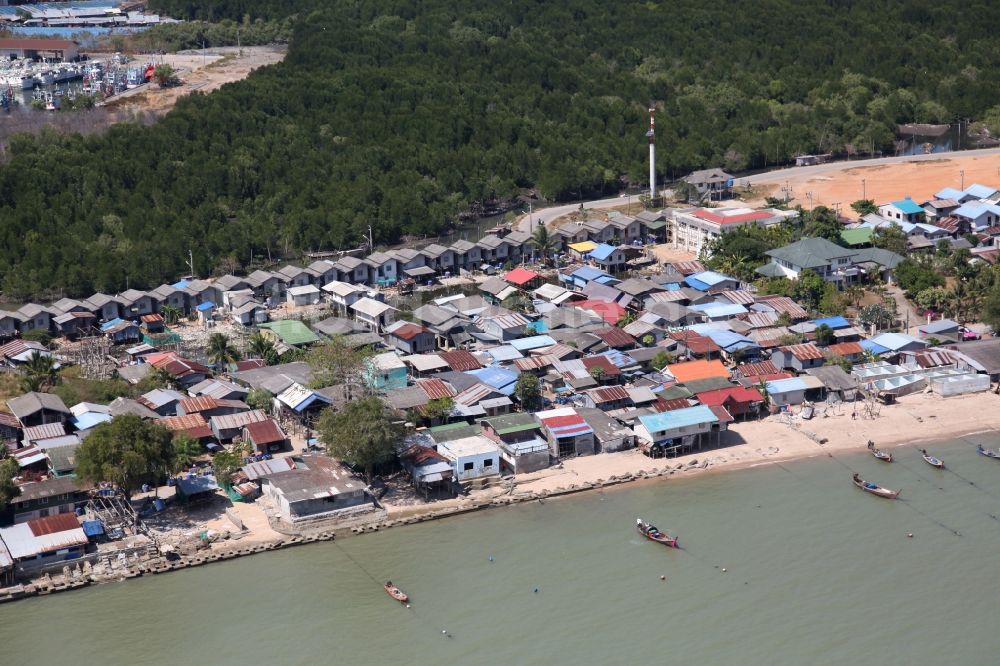 Ratsada von oben - Fischerhütten am Stadtrand von Ratsada auf der Insel Phuket in Thailand