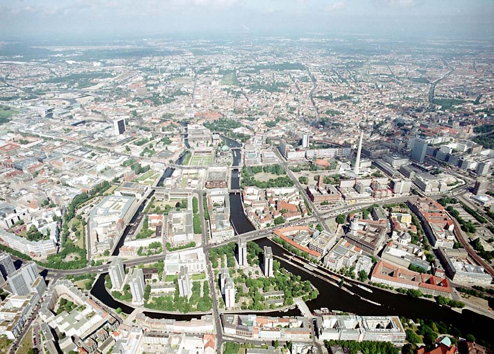 Luftbild Berlin- Mitte - Fischerinsel in der Spree in Berlin- Mitte. Datum: 30.06.2003