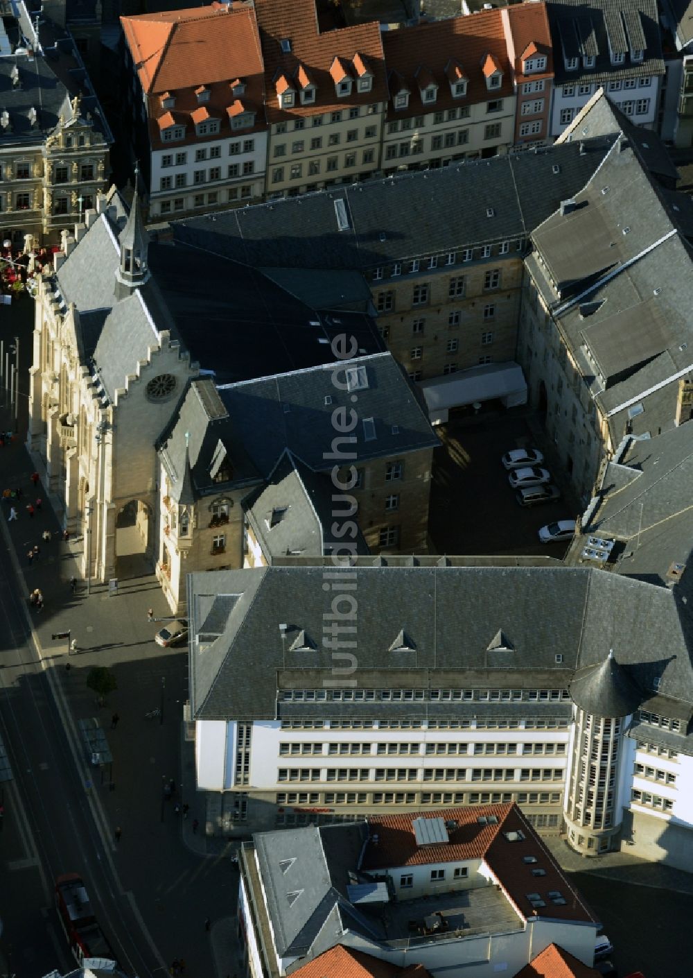 Luftaufnahme Erfurt - Fischmarkt am Gebäude der Stadtverwaltung - Rathaus in Erfurt im Bundesland Thüringen