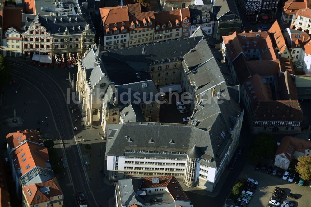 Erfurt von oben - Fischmarkt am Gebäude der Stadtverwaltung - Rathaus in Erfurt im Bundesland Thüringen