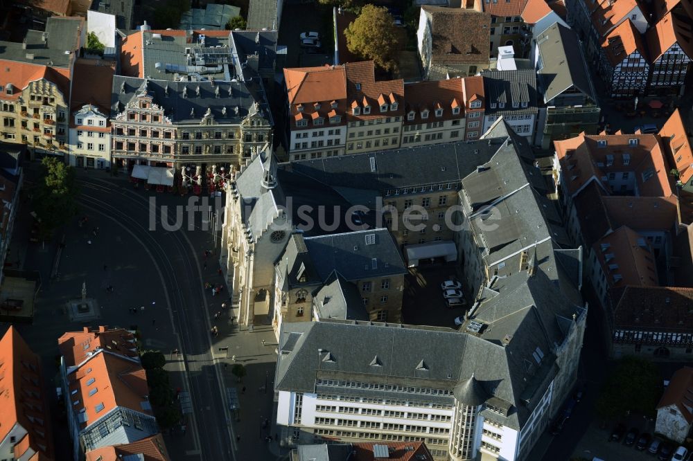 Erfurt aus der Vogelperspektive: Fischmarkt am Gebäude der Stadtverwaltung - Rathaus in Erfurt im Bundesland Thüringen