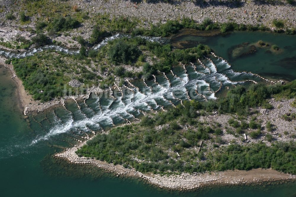 Rheinfelden (Baden) aus der Vogelperspektive: Fischtreppen und Fischaufstieg am Wasserkraftwerk Rheinfelden am Ufer des Rheins in Rheinfelden (Baden) im Bundesland Baden-Württemberg