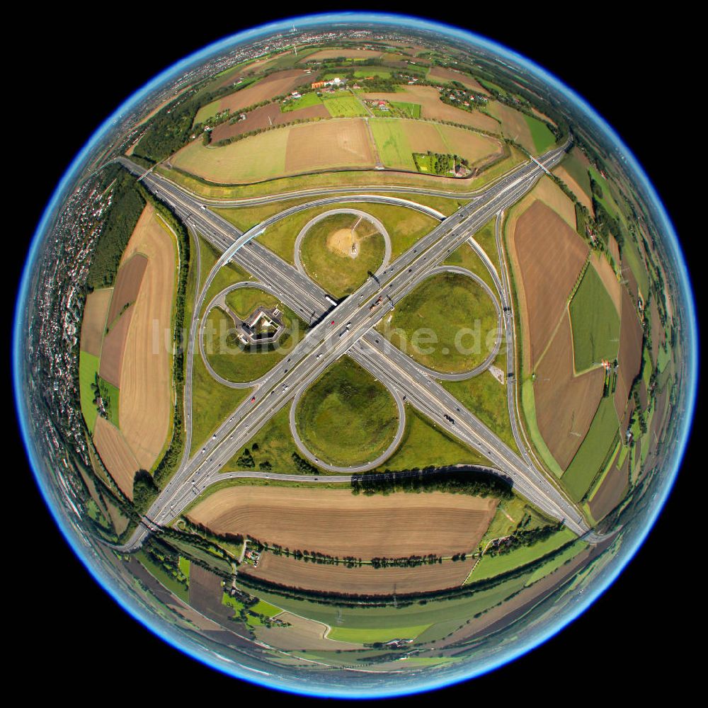 Kamen aus der Vogelperspektive: Fish-Eye Blick: ADAC- Denkmal am Autobahnkreuz Kamener Kreuz im Nordosten des Ruhrgebietes bei Kamen