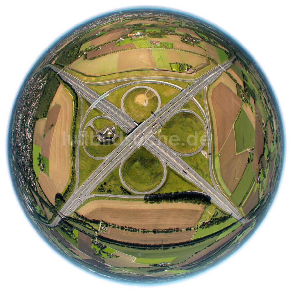 Luftbild Kamen - Fish-Eye Blick: ADAC- Denkmal am Autobahnkreuz Kamener Kreuz im Nordosten des Ruhrgebietes bei Kamen