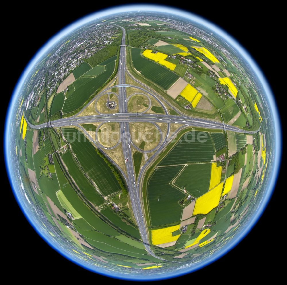 Kamen aus der Vogelperspektive: Fish Eye - Blick auf das Autobahnkreuz der Bundes- Autobahn BAB A2 A1 E35 E37 am Kamener Kreuz im Nordosten des Ruhrgebietes bei Kamen in Nordrhein-Westfalen