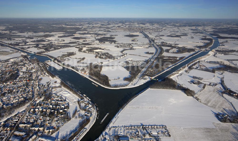 Datteln aus der Vogelperspektive: Fish eye Blick auf winterlich verschneite und vereiste Mündung vom Wesel-Datteln-Kanal zum Dortmund-Ems-Kanal