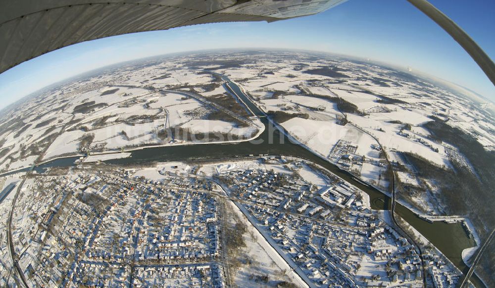 Luftbild Datteln - Fish eye Blick auf winterlich verschneite und vereiste Mündung vom Wesel-Datteln-Kanal zum Dortmund-Ems-Kanal