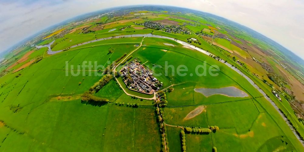 Schenkenschanz von oben - Fish Eye- Perspektive Dorfkern am Feldrand in Schenkenschanz im Bundesland Nordrhein-Westfalen, Deutschland