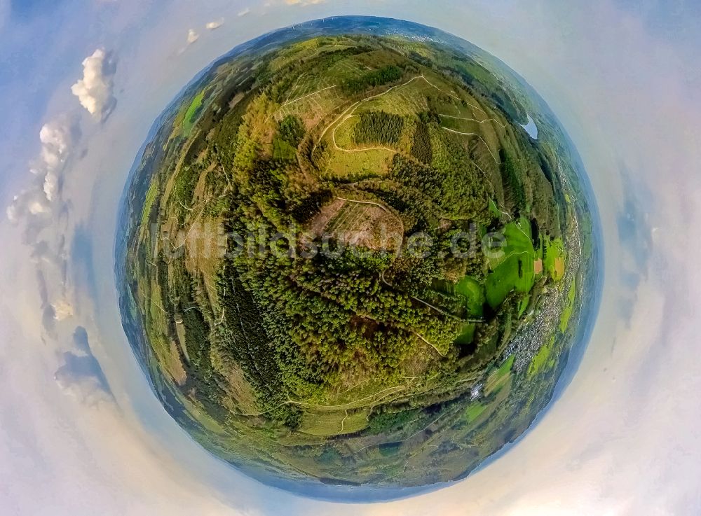 Luftaufnahme Kreuztal - Fish Eye- Perspektive Forstgebiete in einem Waldgebiet am Kindelsberg in Kreuztal im Bundesland Nordrhein-Westfalen, Deutschland
