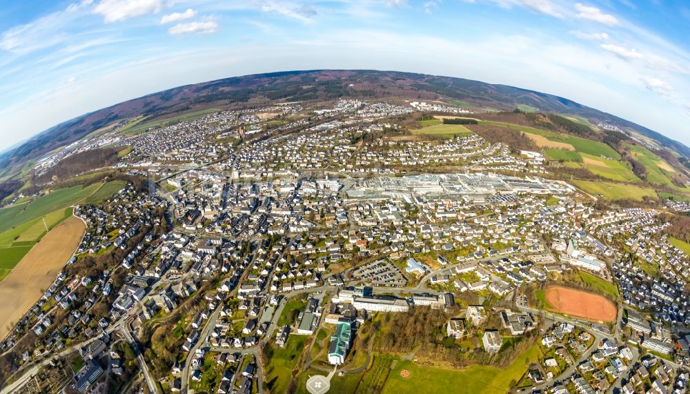 Meschede aus der Vogelperspektive: Fish Eye- Perspektive Gesamtübersicht Stadtgebiet von Meschede im Bundesland Nordrhein-Westfalen, Deutschland