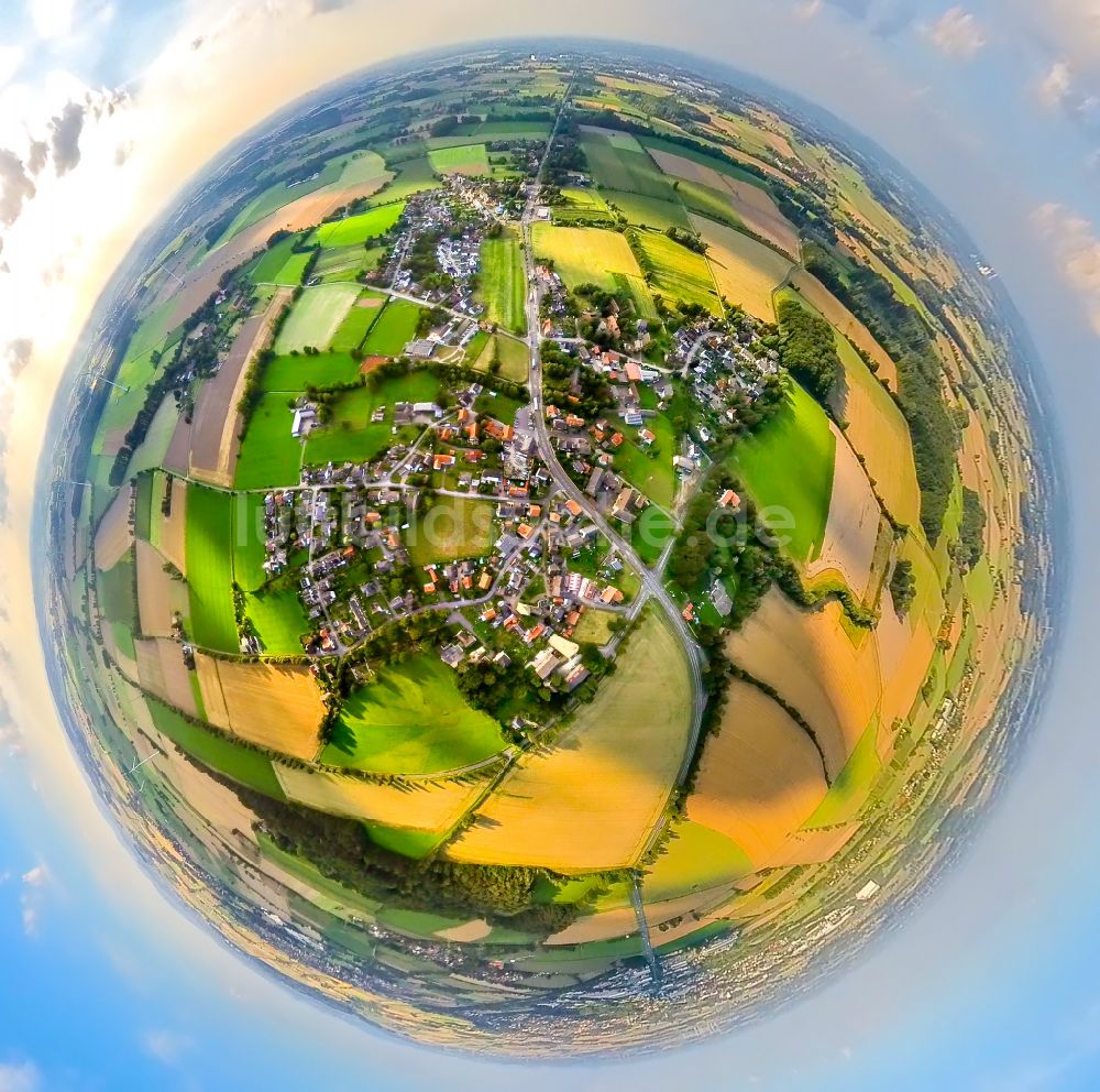 Luftaufnahme Hilbeck - Fish Eye- Perspektive Ortsansicht am Rande von landwirtschaftlichen Feldern in Hilbeck im Bundesland Nordrhein-Westfalen, Deutschland