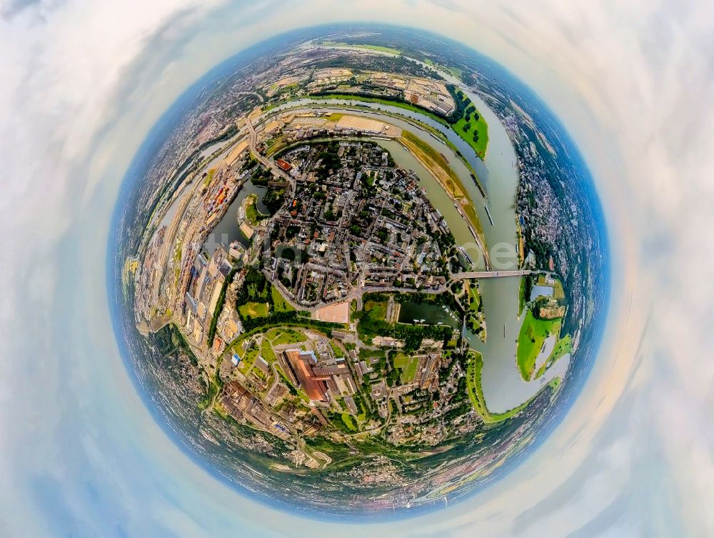 Duisburg aus der Vogelperspektive: Fish Eye- Perspektive Stadtzentrum im Innenstadtbereich am Ufer des Flußverlaufes am Rhein in Duisburg im Bundesland Nordrhein-Westfalen, Deutschland