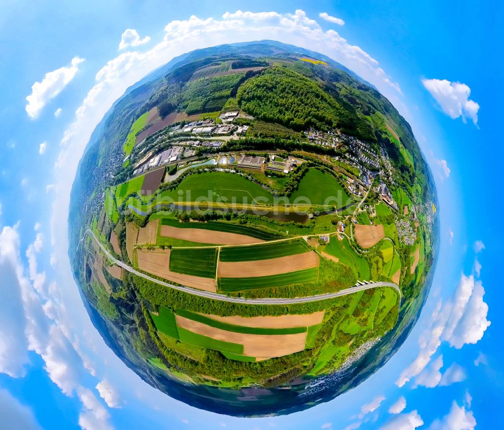 Bestwig von oben - Fish Eye- Perspektive Strukturen einer Auen und- Wiesen- Landschaft am Ufer von Ruhr und Luchtmücke in Bestwig im Bundesland Nordrhein-Westfalen, Deutschland