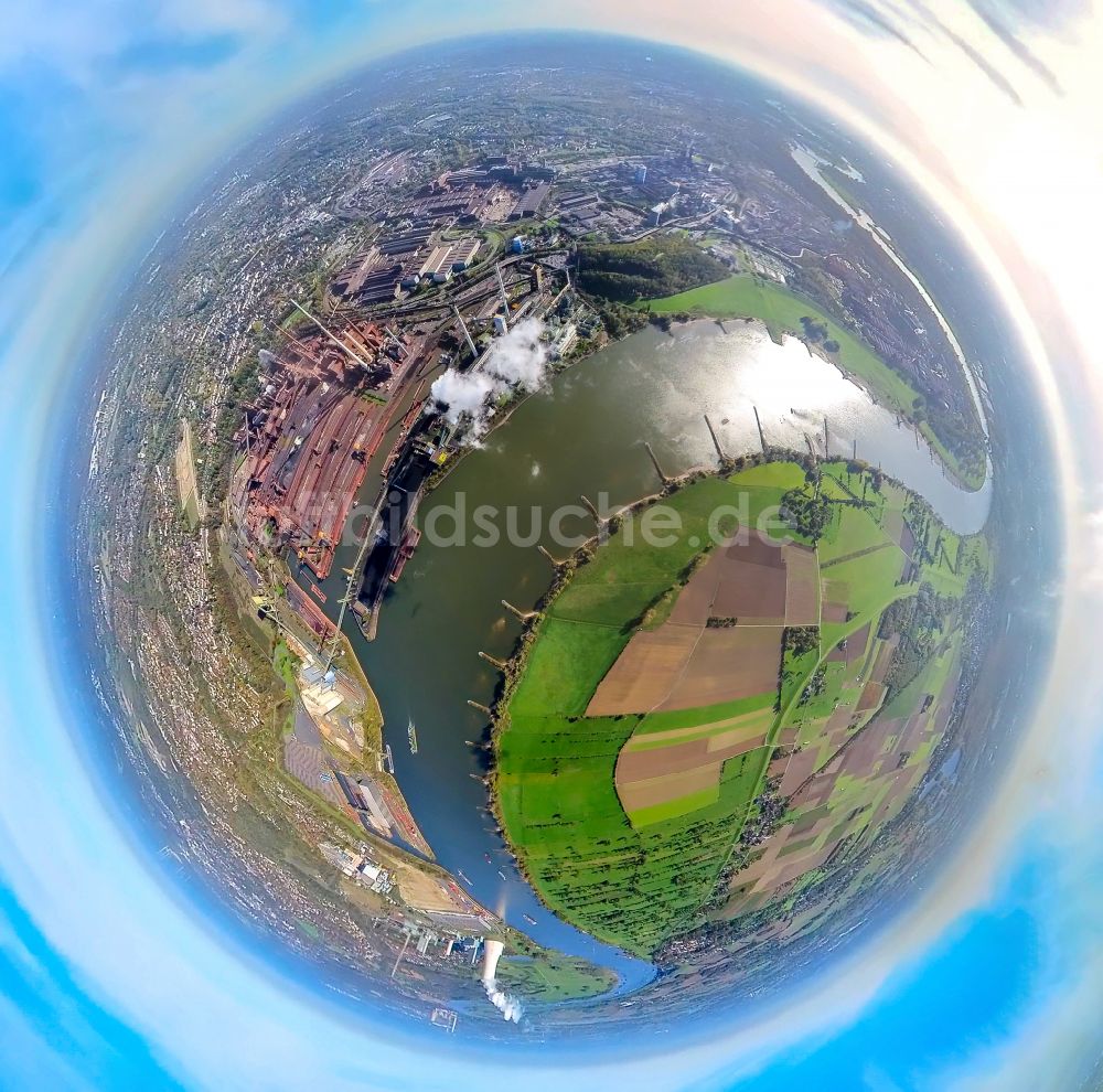 Luftaufnahme Duisburg - Fish Eye- Perspektive Uferbereiche am Flußverlauf des Rhein mit Blick auf das Stahlwerk Schwelgern in Duisburg im Bundesland Nordrhein-Westfalen, Deutschland